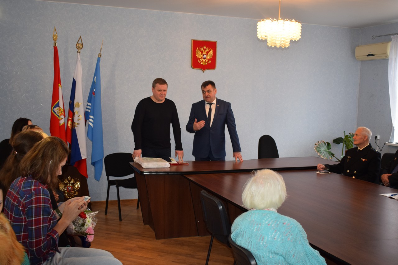 torzhestvennoe vruchenie zhitelyu blokadnogo leningrada web 01
