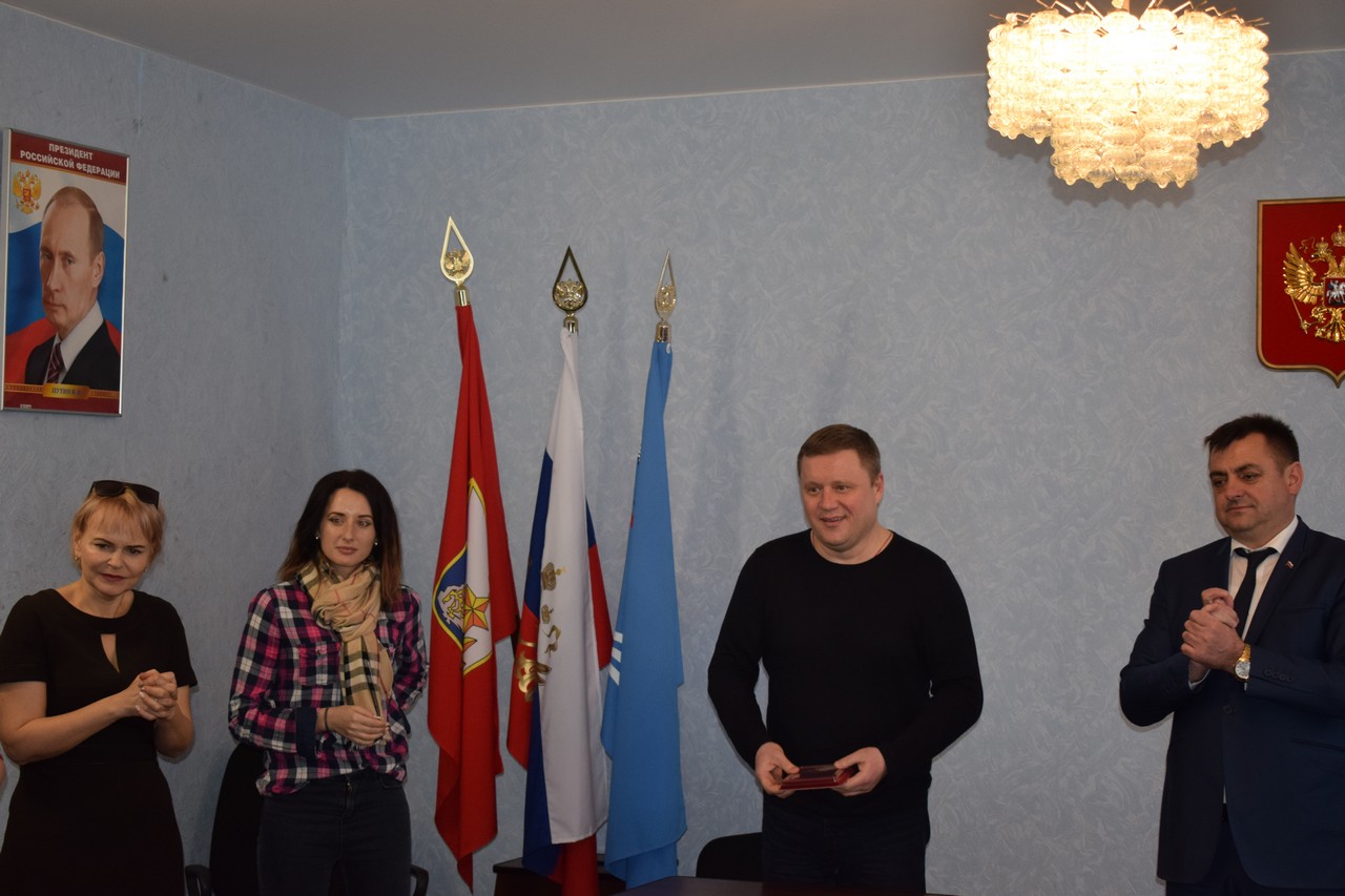 torzhestvennoe vruchenie zhitelyu blokadnogo leningrada web 01