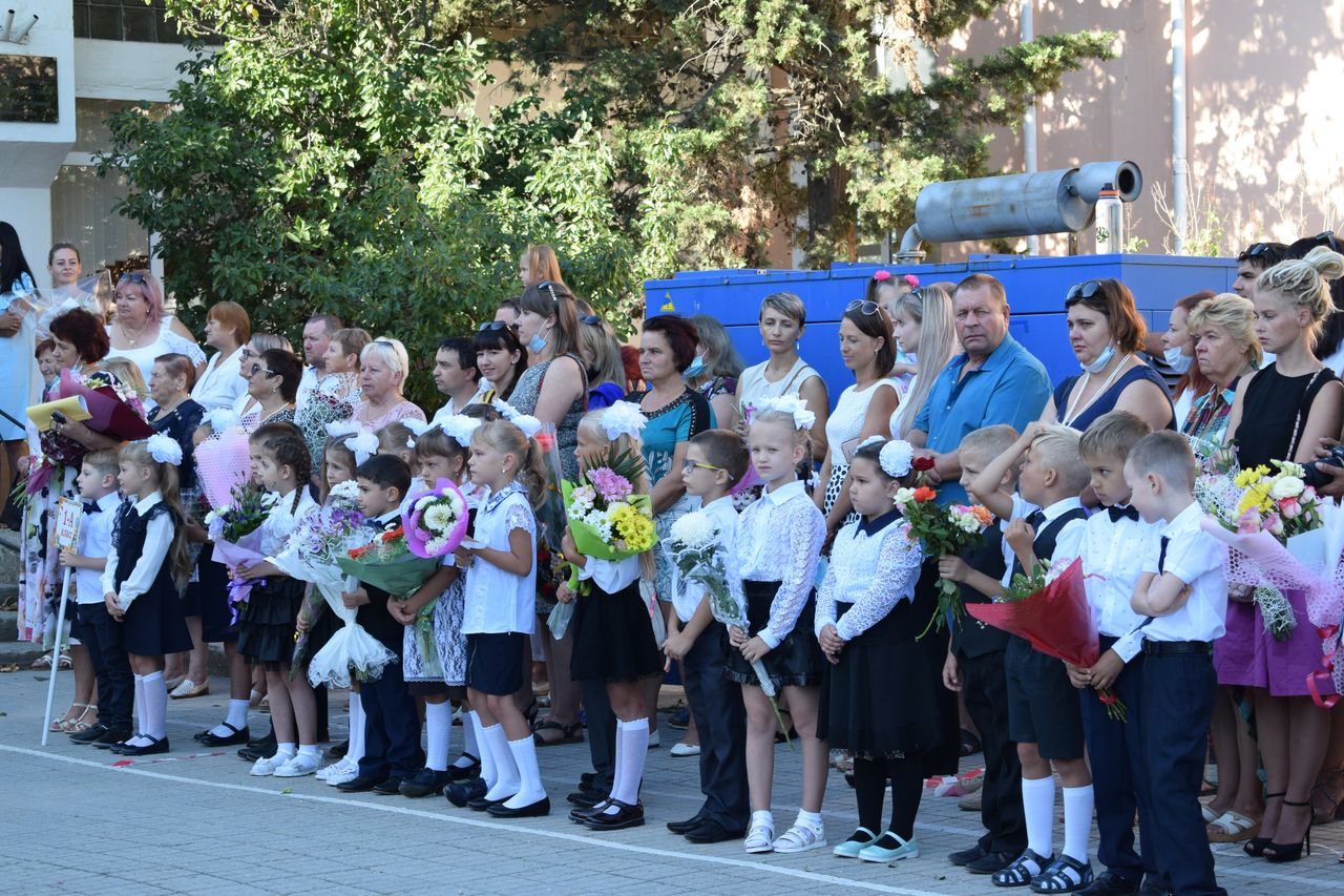 Torzhestvennaya linejka posvyashennaya Dnju znanij 01